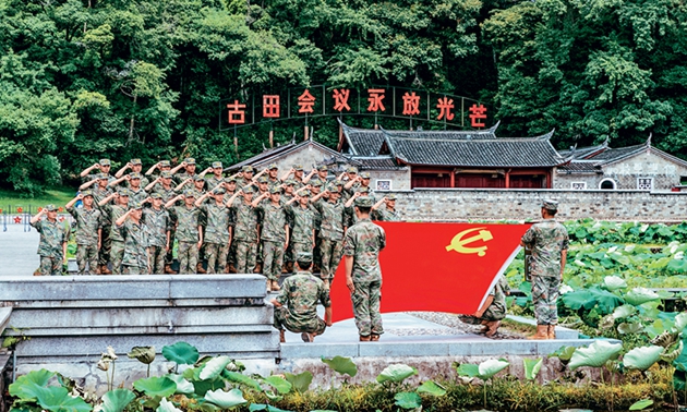 始終堅持從政治上建設和掌握軍隊